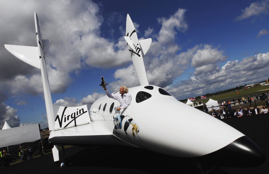 „Virgin Galactic“ erdvėlaivis trečią kartą sėkmingai išbandė variklius ore