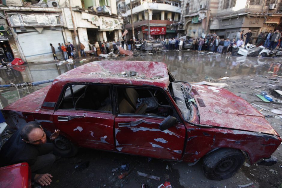 Egipte prie policijos pastato sprogus automobiliui su sprogmenimis žuvo 14 žmonių