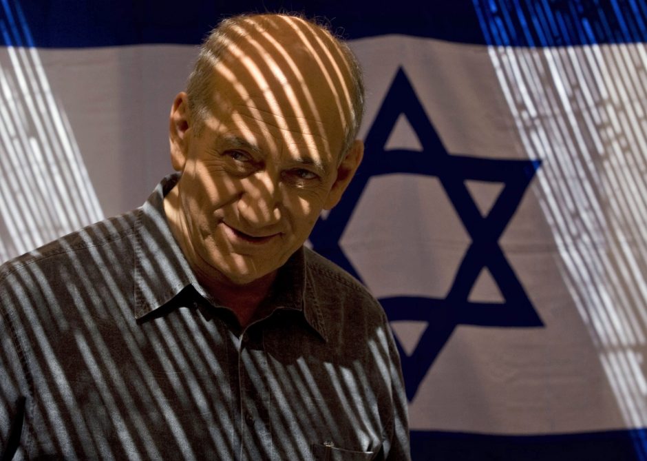 Buvęs Izraelio premjeras E. Olmertas pripažintas kaltu dėl kyšininkavimo
