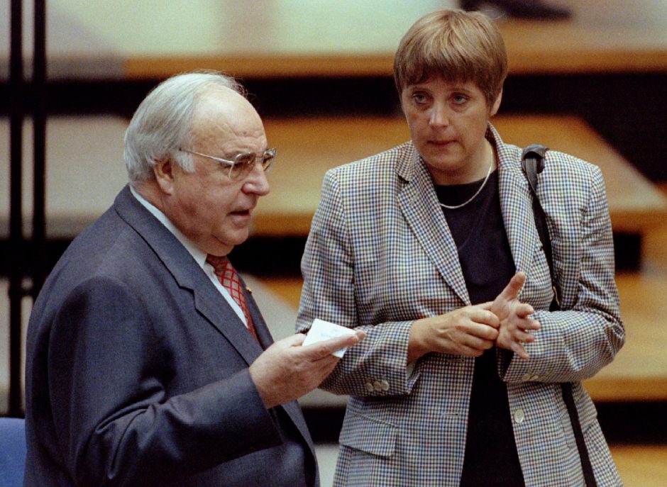 Buvęs Vokietijos kancleris H. Kohlis menkino A. Merkel ir Berlyno sienos protestus