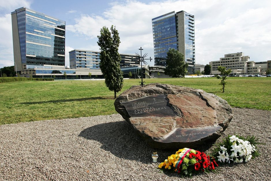 Vilniuje pagerbtas paskutinės sovietų okupacijos aukos, parlamento gynėjo A.Sakalausko atminimas
