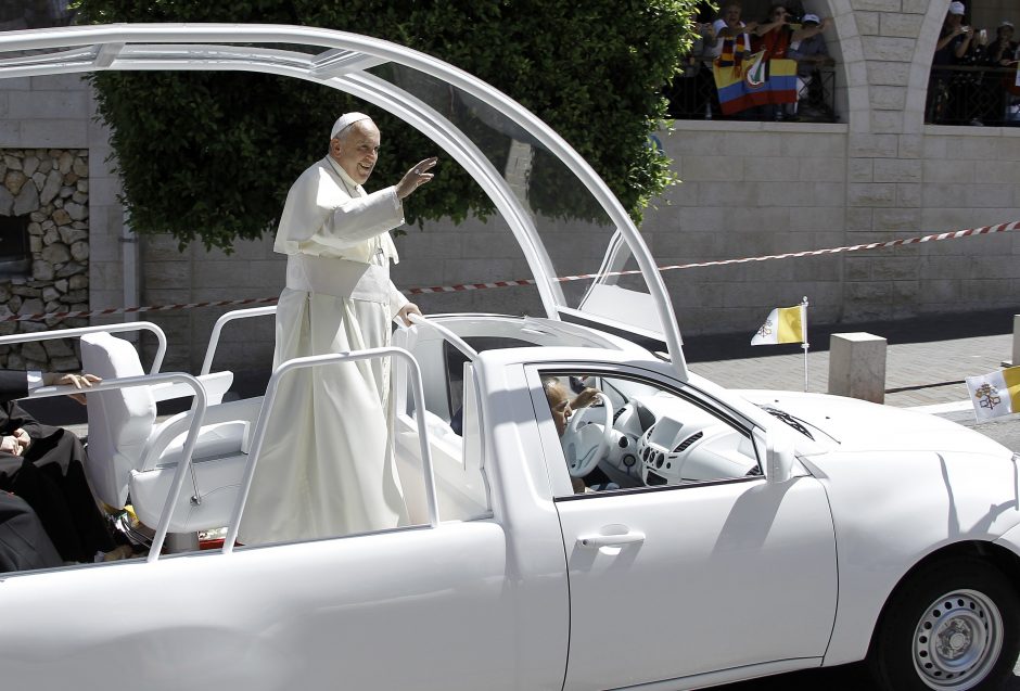 Popiežius Filipinuose važinės atviru pažeidžiamu automobiliu