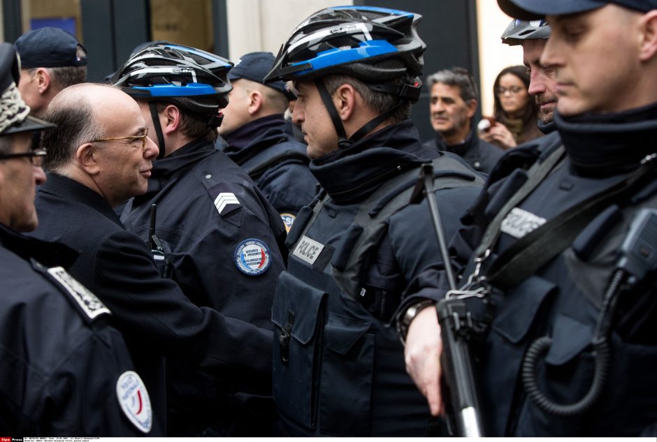 Prancūzijos kalėjime „radikalizuotas“ kalinys užpuolė peiliu sargybinius