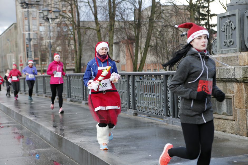 Klaipėdoje linksmo kalėdinio bėgimo dalyviai nepamiršo tauraus tikslo