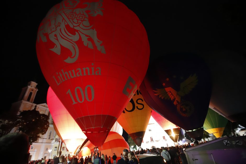 Kauniečiai plūdo į oro balionų paradą