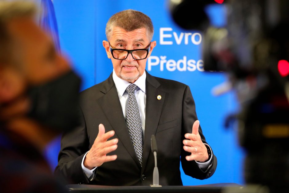 Čekijos premjeras gailisi atšaukęs koronaviruso apribojimus