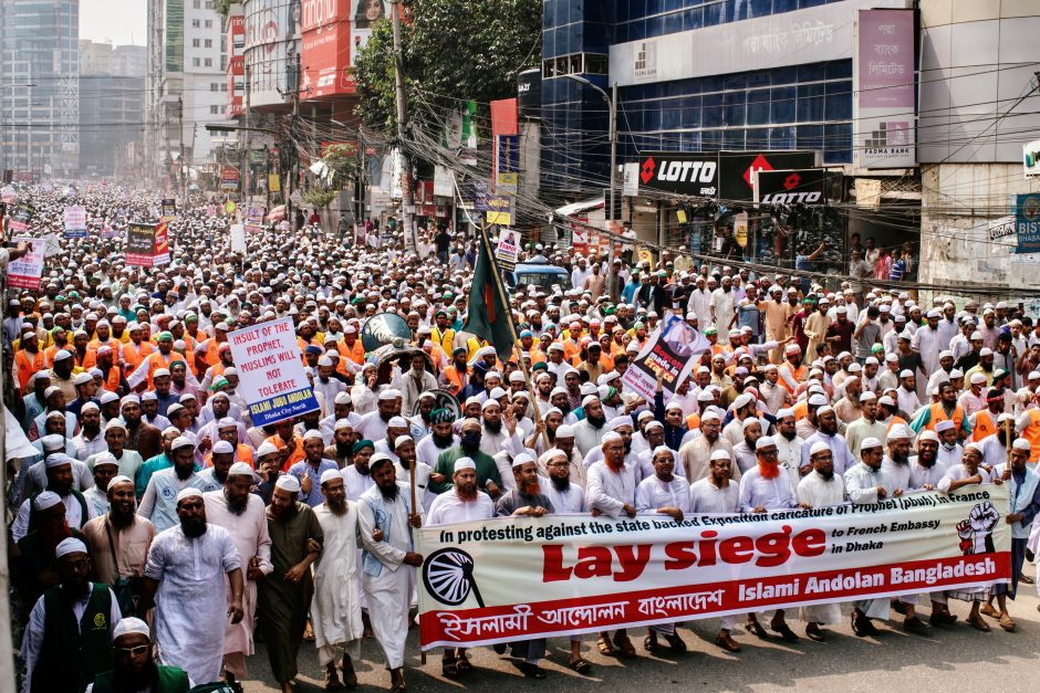 Bangladeše kilo masiniai protestai prieš Prancūzijos prezidentą