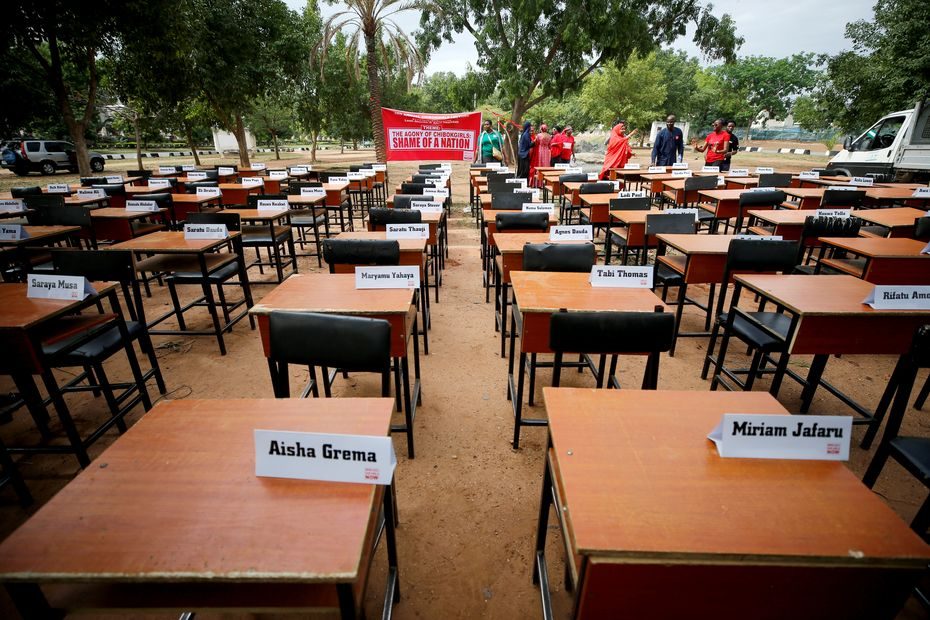 Po atakos prieš Nigerijos mokyklą tebėra dingę šimtai mokinių