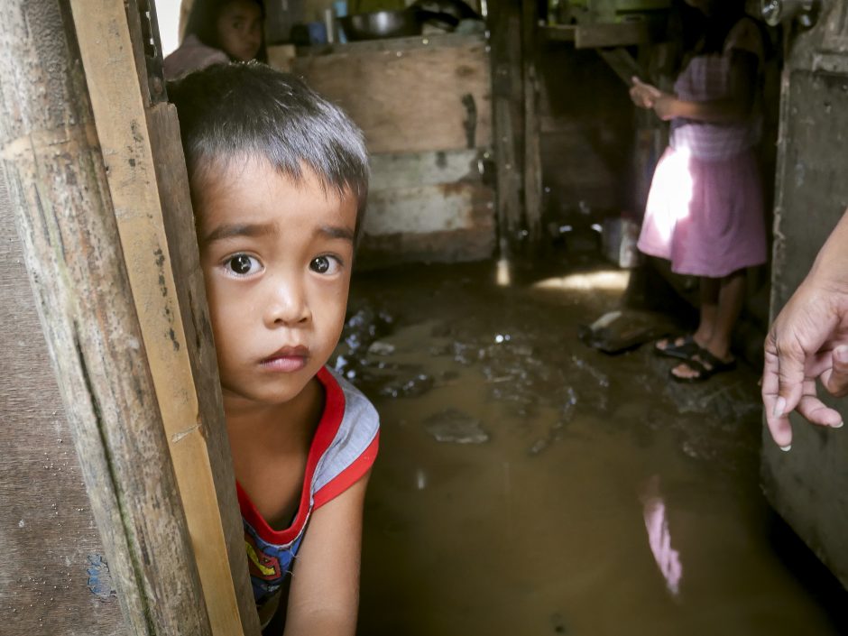 Filipinuose taifūnas sugriovė dešimtis tūkstančių namų
