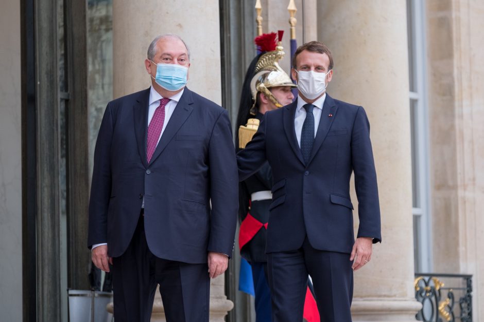 E. Macronas Paryžiuje priėmė Armėnijos prezidentą