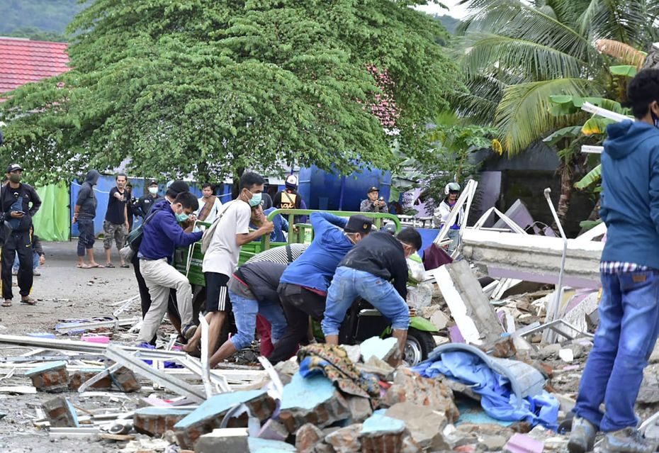 Indonezijoje žemės drebėjimo aukų padaugėjo iki 34