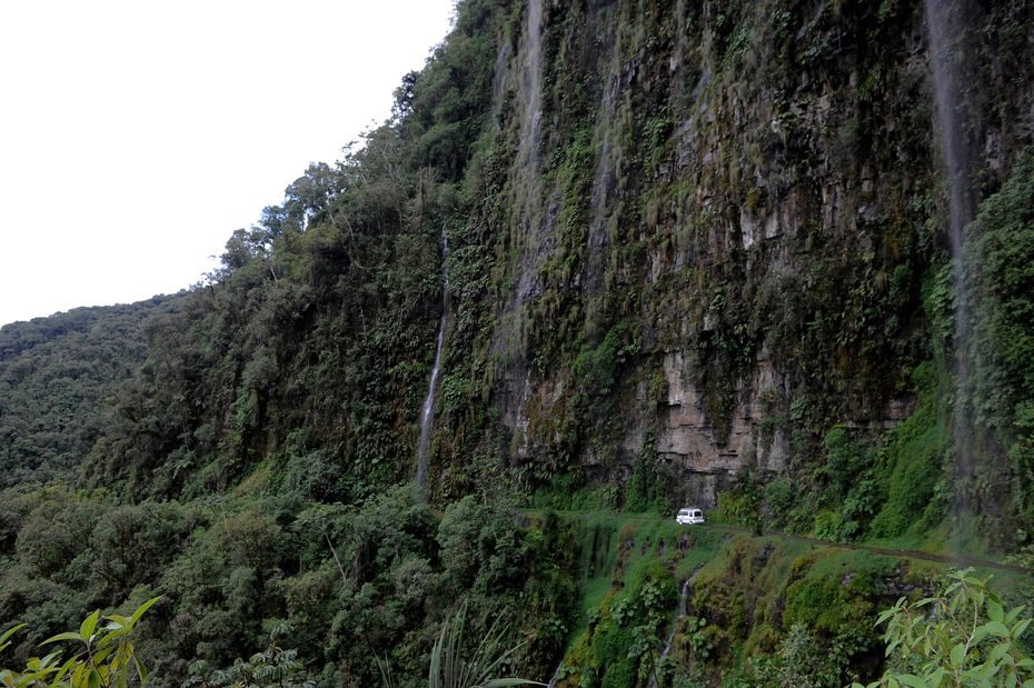 Bolivijoje autobusas nukrito nuo 100 m aukščio skardžio, dauguma keleivių išgyveno