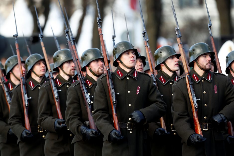 Latvijoje dėl COVID-19 atšaukiami kariniai paradai