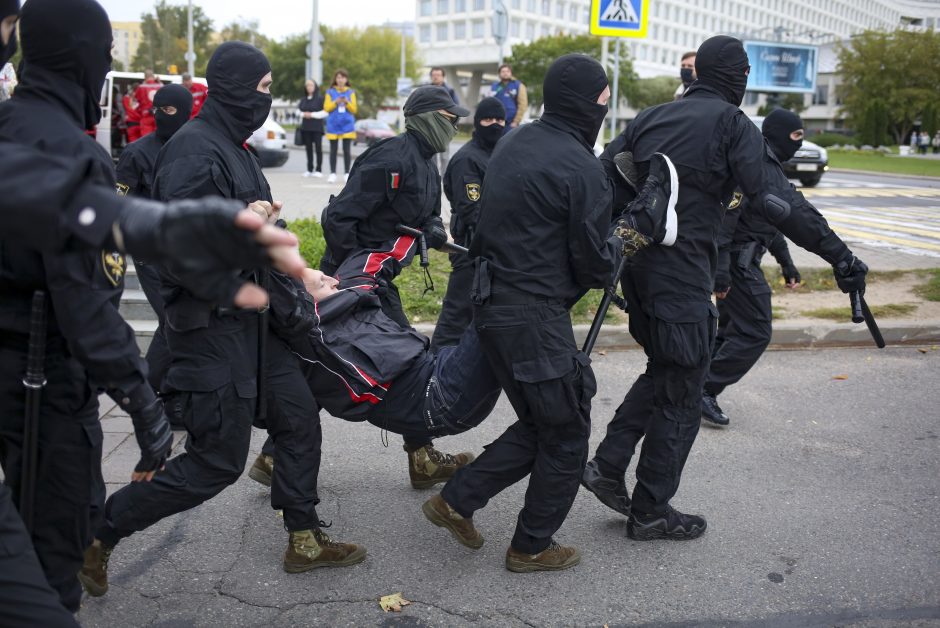 Aktyvistai „nulaužė“ valstybinius Baltarusijos TV kanalus, parodė milicijos smurtą