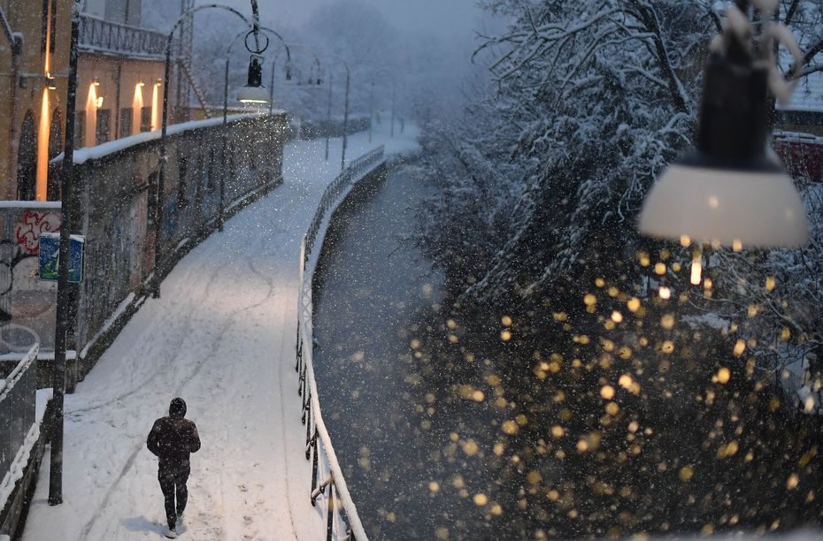 Šiaurės Italijoje siaučiant žiemos audroms Milaną užklojo sniegas