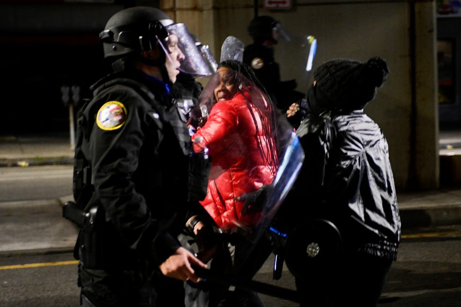 Filadelfijoje policijai nušovus juodaodį, antrą naktį vyko protestai ir riaušės