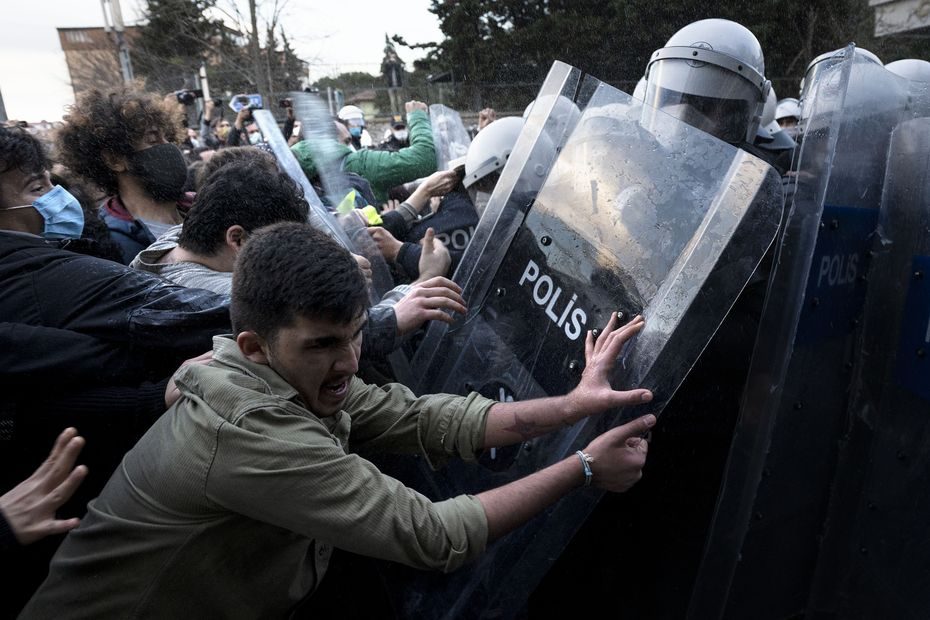 Stambule po studentų protestų sulaikyta 17 žmonių