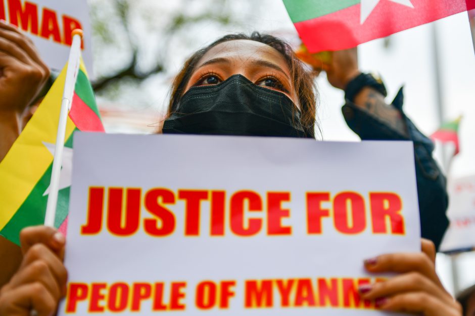 G7 šalys smerkia smurto naudojimą prieš protestuotojus Mianmare