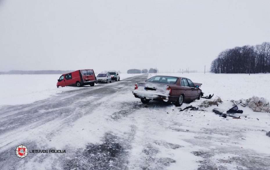 Sniegas vairuotojams tapo tikru išbandymu: per dieną – beveik 90 eismo įvykių
