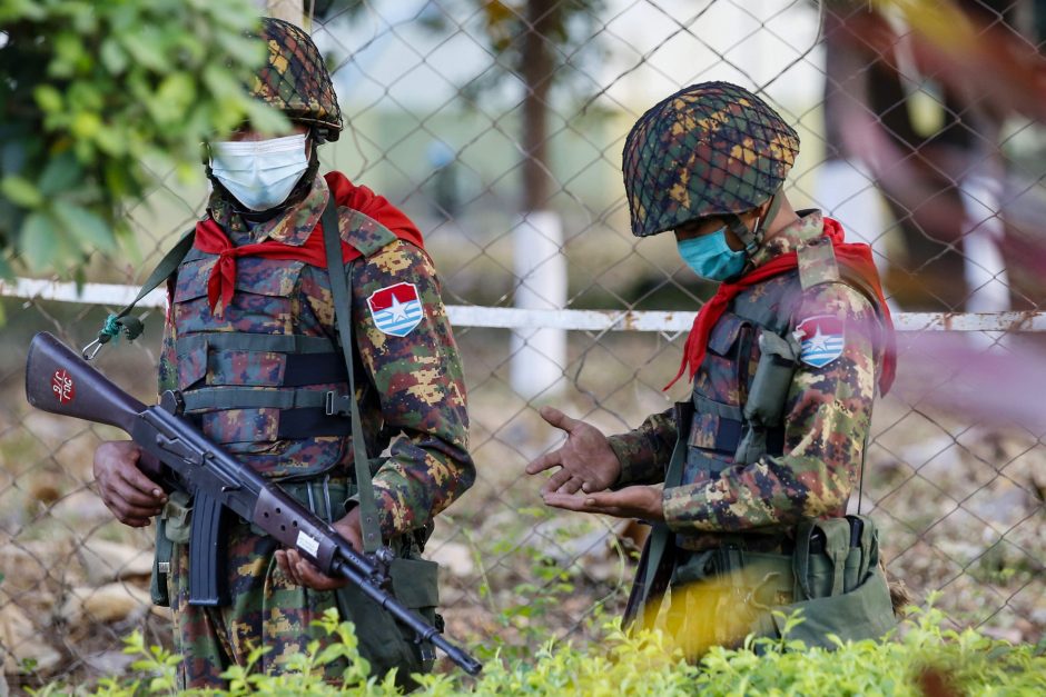ES po perversmo grasina Mianmaro kariuomenei sankcijomis