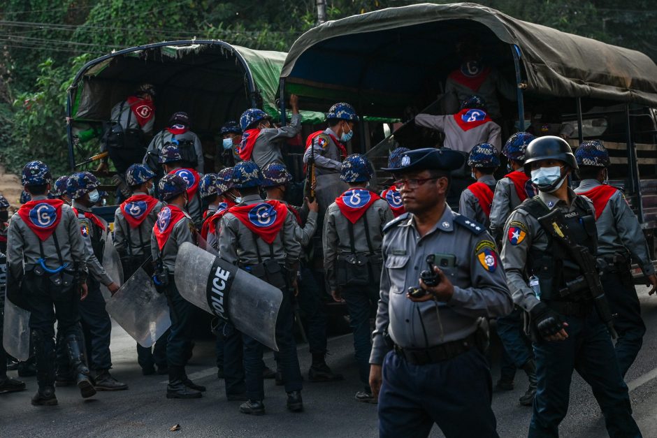 Žiniasklaida: Mianmare saugumo pajėgos šaudo į taikius protestuotojus