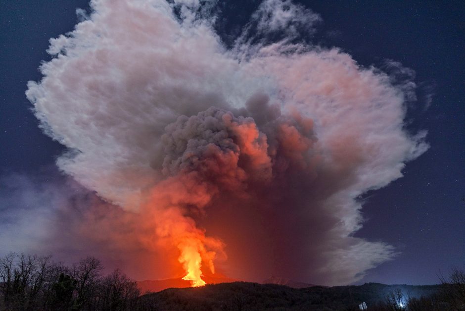 Etnos ugnikalnis vėl išsviedė lavos fontaną
