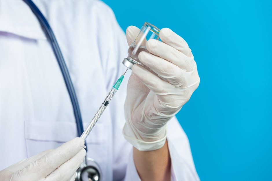 Tyrimas: Oksfordo universiteto ir „AstraZeneca“ vakcina nuo COVID-19 sumažina viruso pernešimą