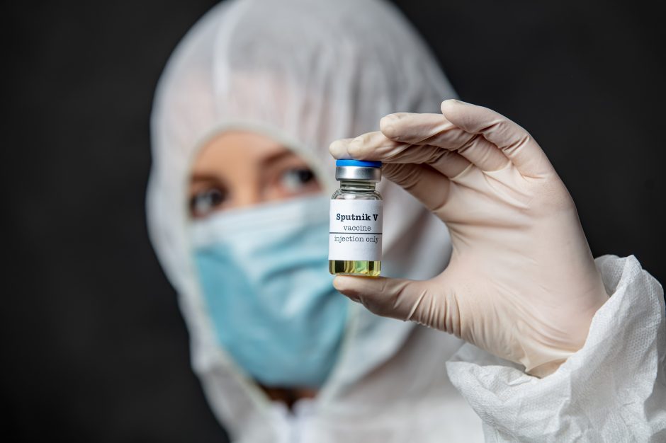 Vengrija pirmoji iš ES šalių pradeda skiepyti nuo COVID-19 rusiška vakcina