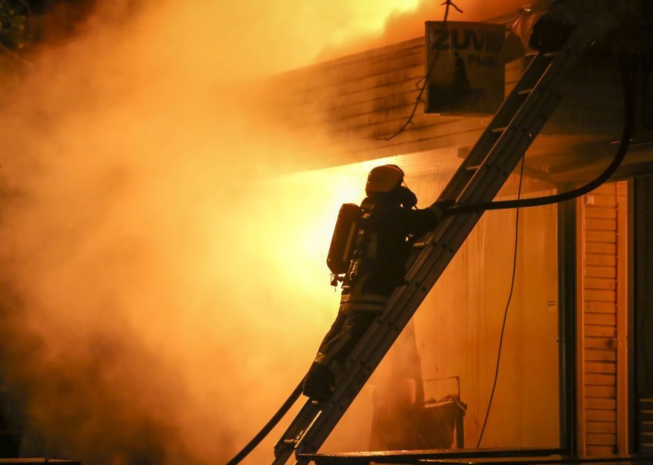 Siaubinga metų pradžia: gesinant gaisrą ugniagesys krito iš trijų metrų aukščio