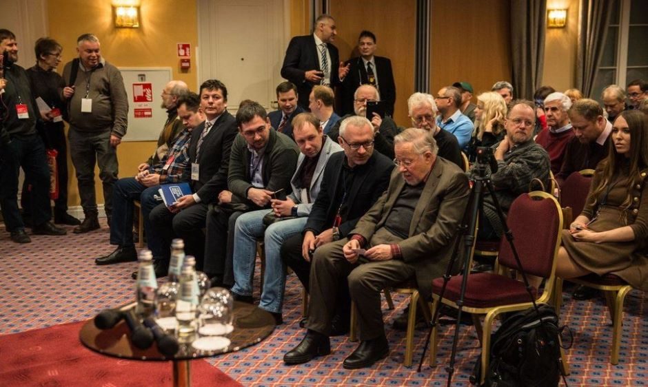 Įtariamas Rusijos šnipas lankėsi ir Lietuvoje: forume Vilniuje užfiksuotas šalia V. Landsbergio