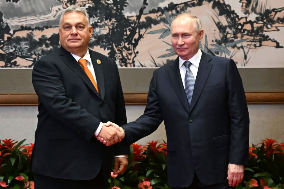 Paspaudęs ranką V. Putinui, V. Orbanas vyksta į ES viršūnių susitikimą