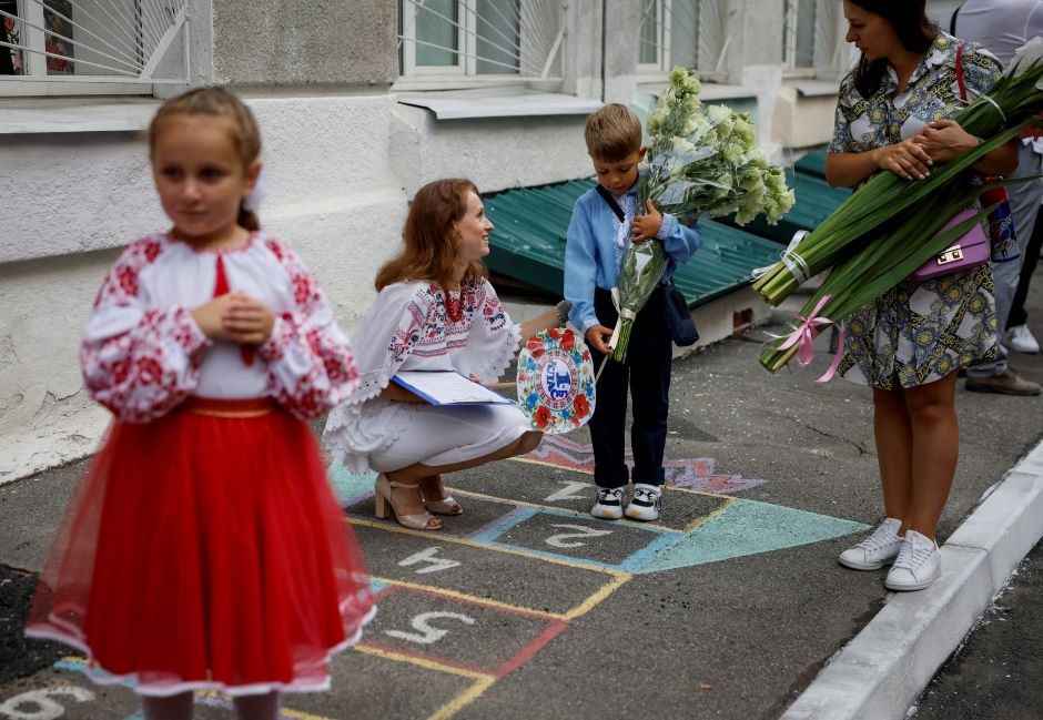 Karo alinamoje Ukrainoje vaikai grįžta į mokyklą