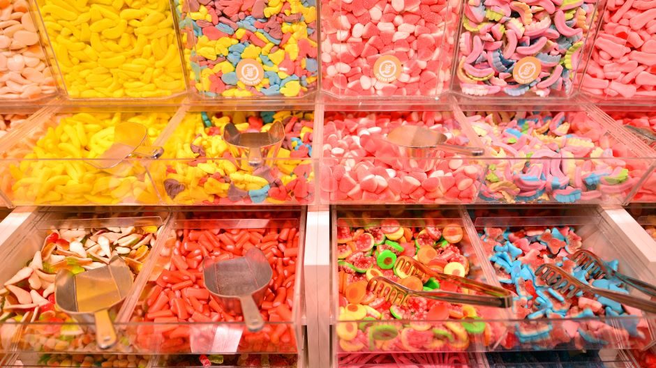 Žmonės kraustosi iš proto dėl saldainių: gundomi net per socialinius tinklus