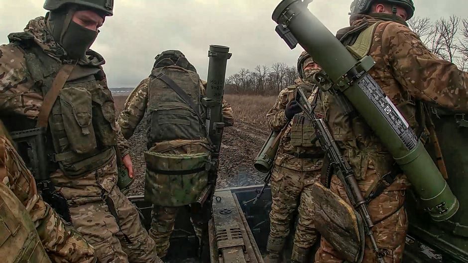 Rusija paskelbė „vakuumine bomba“ sunaikinusi būrį Ukrainos karių – Kyjivas tai pavadino nesąmone