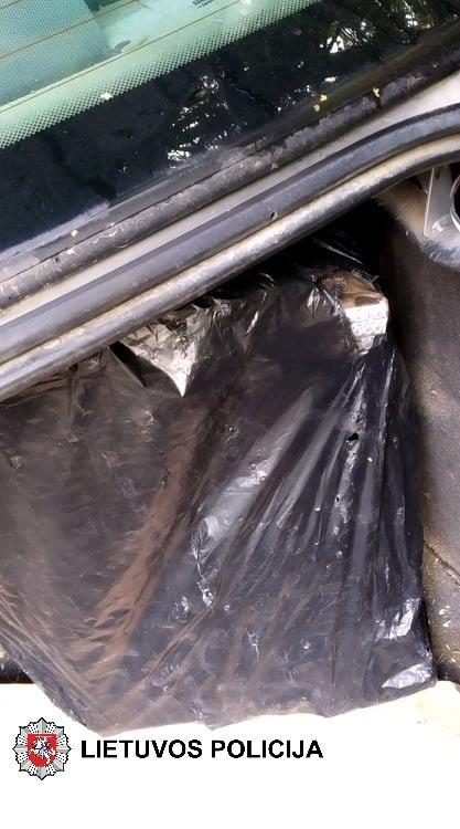 Vairuotojo elgesys sukėlė įtarimų: automobilio bagažinėje - cigarečių kontrabanda