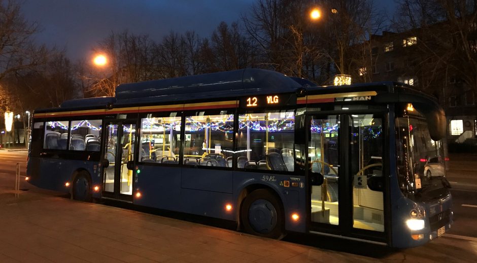 Klaipėdoje kursuoja „Kalėdiniai autobusai“: išpuošė švytinčiomis girliandomis