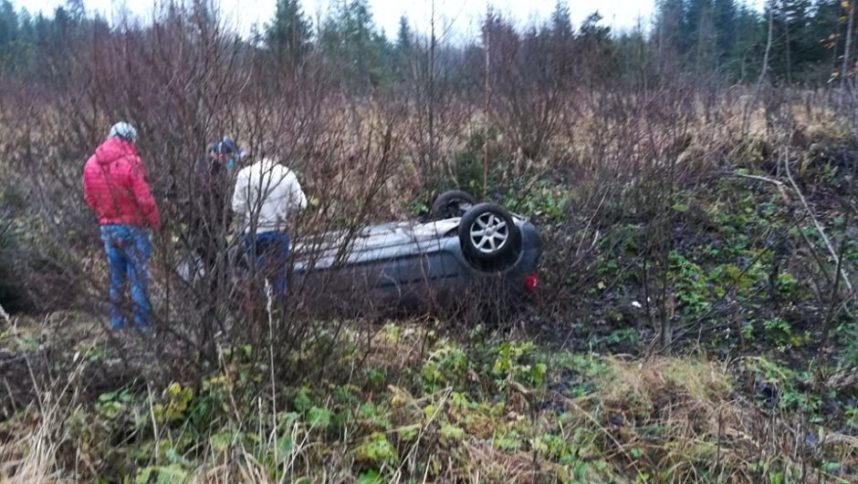 Eismo įvykis kelyje į Plungę: nuo kelio nuvažiavo ir apsivertė automobilis