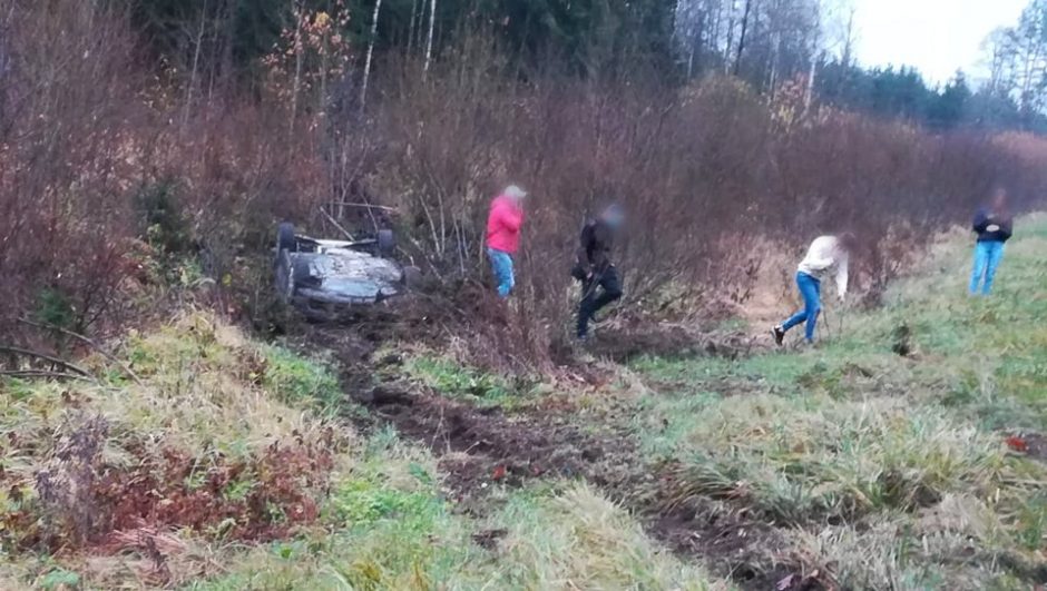 Eismo įvykis kelyje į Plungę: nuo kelio nuvažiavo ir apsivertė automobilis