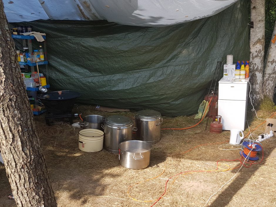 Antisanitarinės sąlygos vaikų stovykloje: maistas ruošiamas palapinėje