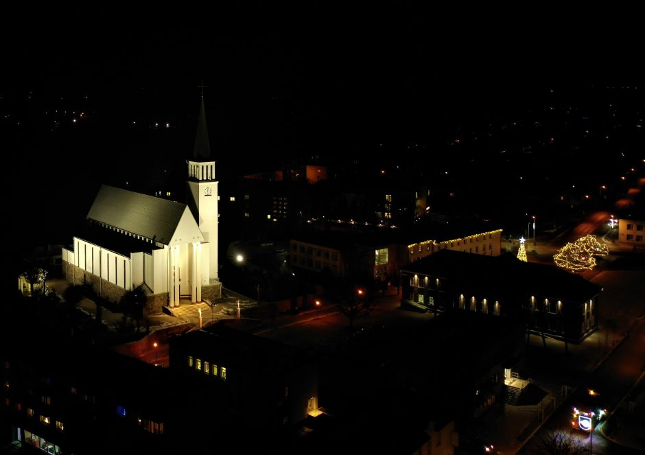 Apšviesta Gargždų Šv. arkangelo Mykolo bažnyčia: darbai vyko ilgiau nei mėnesį