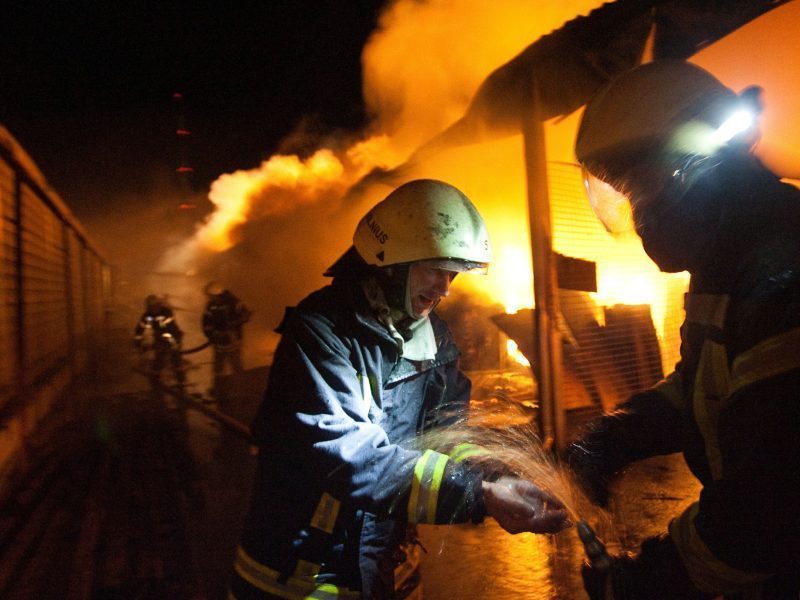 Nerami naktis Klaipėdos rajone: liepsnos naikino būstus