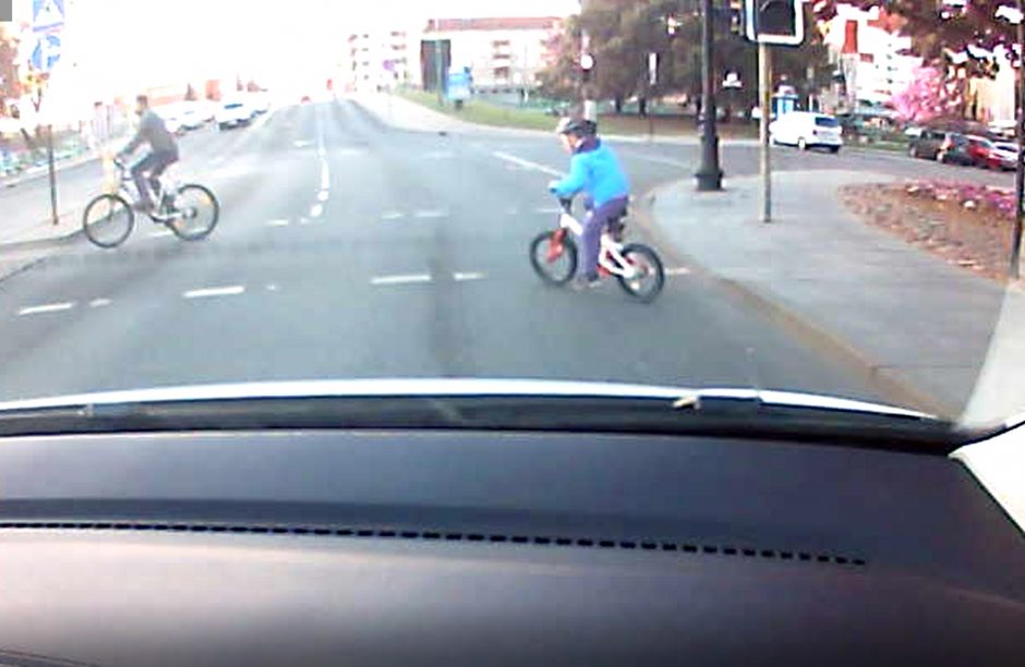 Tėvo pavyzdys šokiruoja: pėsčiųjų perėją su mažu vaiku kirto nenulipę nuo dviračio