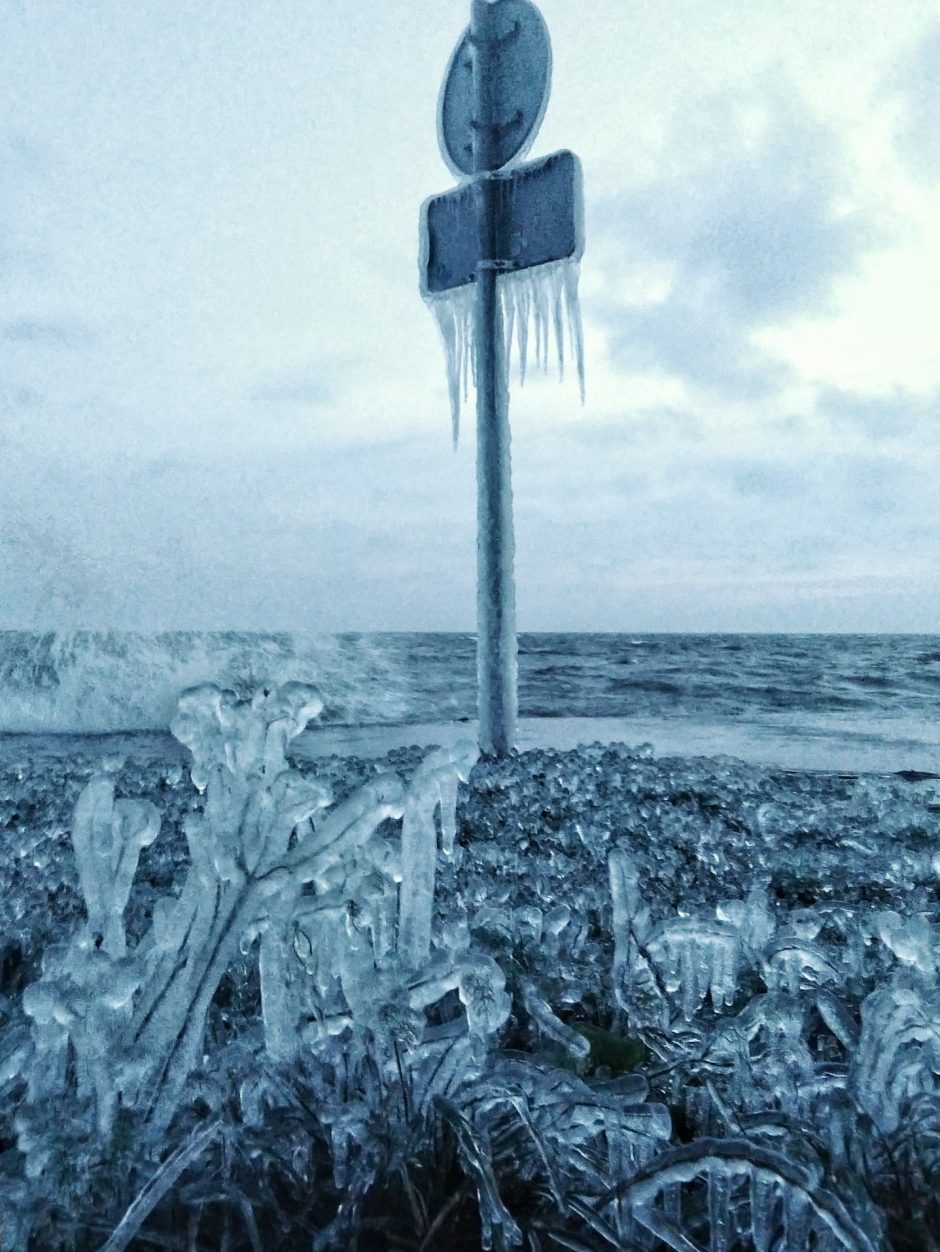 Neringą papuošė pati gamta: atsėlinęs šaltis sukūrė ledo skulptūras