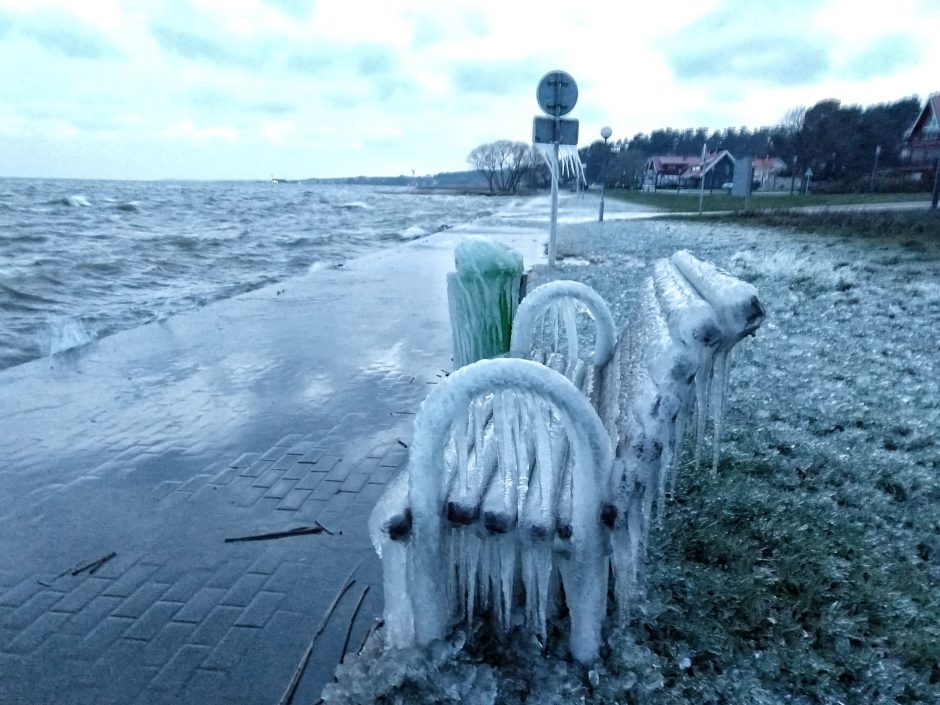 Neringą papuošė pati gamta: atsėlinęs šaltis sukūrė ledo skulptūras