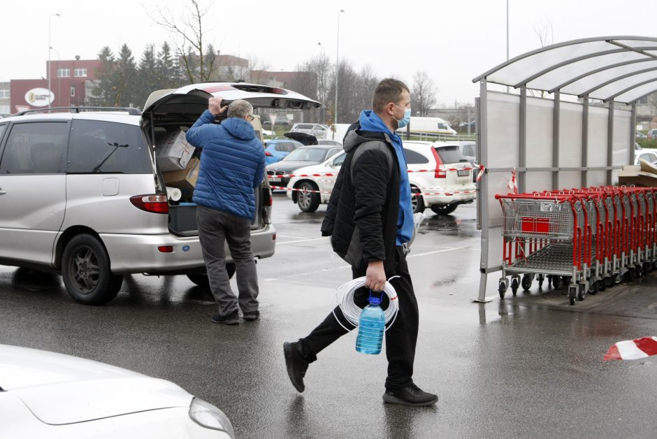 Dvi dienos panikos: Klaipėdoje žmonės skuba į prekybos centrus ir kirpyklas