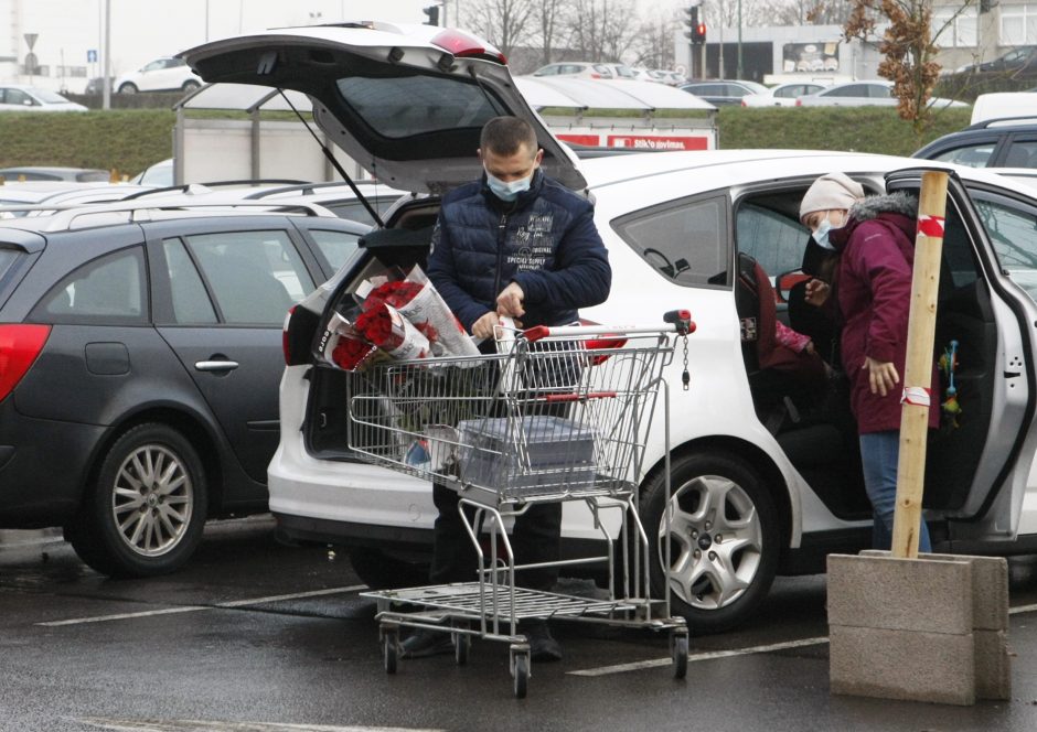Dvi dienos panikos: Klaipėdoje žmonės skuba į prekybos centrus ir kirpyklas