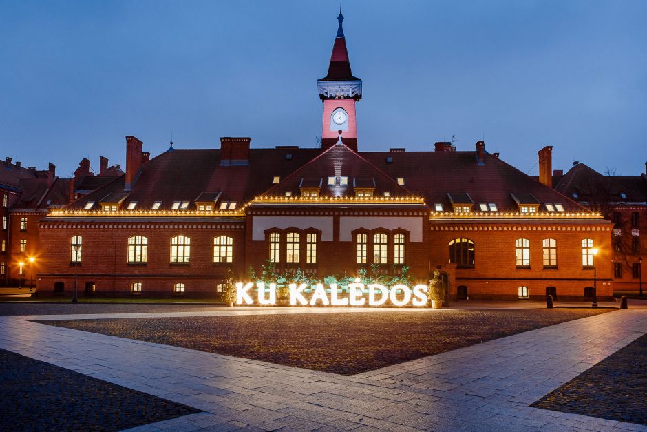 Klaipėdos universiteto miestelyje jau Kalėdos: įžiebtos šventinės šviesos