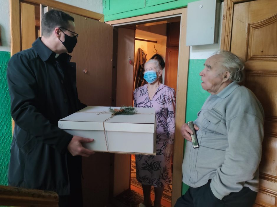 Klaipėdos universiteto pasiuntiniai vienišiems senjorams išdalijo džiaugsmo siuntinį