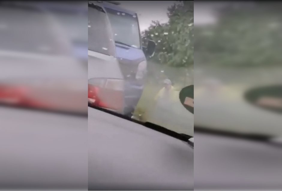Kretingoje – šokiruojantis nuotykis: vyras tuštinosi šalia automobilio