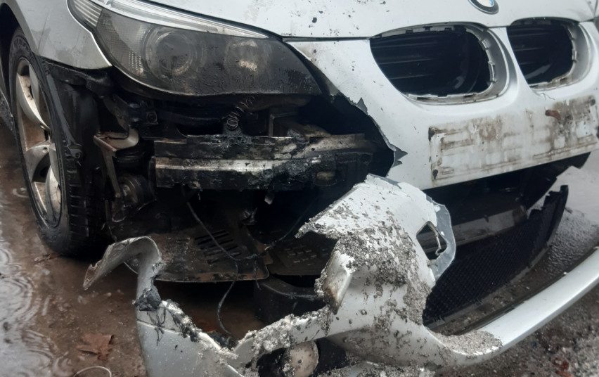 Šilutės rajone apgadintas automobilis: policijos pareigūnai sučiupo įtariamuosius